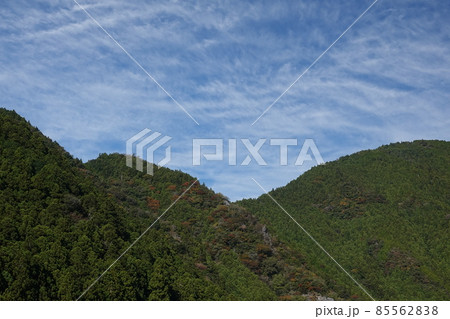 秋空と山並み 秋空と山並み 85562838