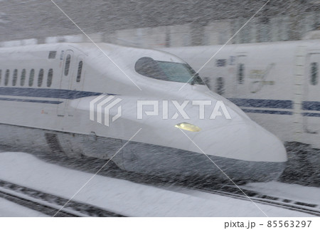 雪の米原駅を通過するN700のぞみ 85563297