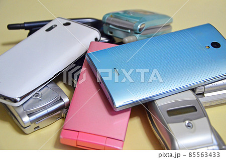 使用済みのスマホとガラケーの写真素材 [85563433] - PIXTA
