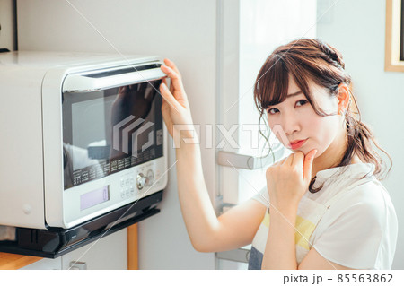 電子レンジを使う女性（困る） 85563862
