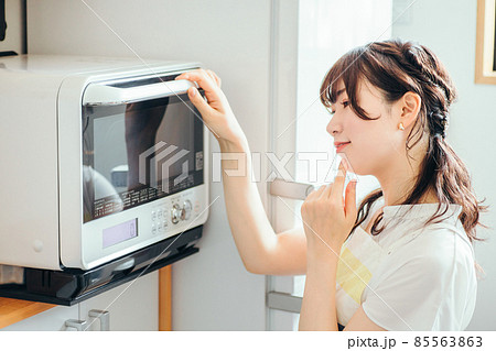 電子レンジを使う女性(困る) 電子レンジを使う女性(困る) 85563863