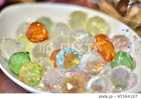 器に入れられたサンキャッチャー 85564107