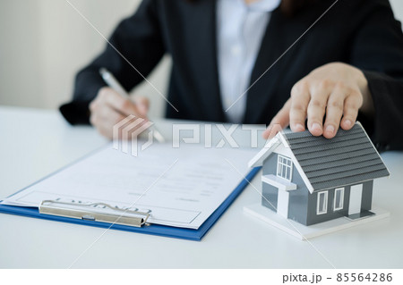 agents working in real estate investment and home insurance signing contracts in accordance with the home buying insurance agreements approving purchases for clients agents working in real estate investment and home insurance signing contracts in accordance with the home buying insurance agreements approving purchases for clients 85564286