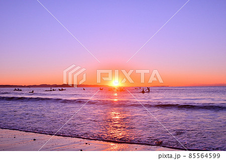 初日の出サーフィン（シルエット） 85564599