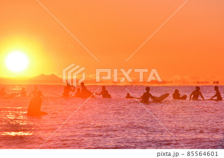 初日の出サーフィン（シルエット） 85564601