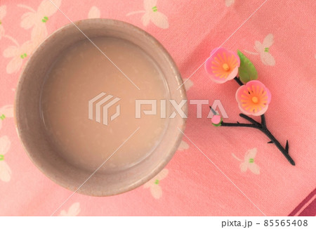 器に入れた甘酒と桃の花 85565408