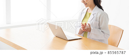 オンライン診療をする若い女性の医者 85565787