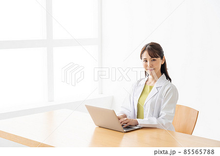 パソコンを使う若い女性の医者 パソコンを使う若い女性の医者 85565788