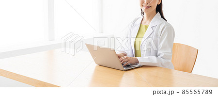 パソコンを使う若い女性の医者 85565789