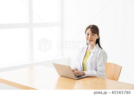 パソコンを使う若い女性の医者 パソコンを使う若い女性の医者 85565790