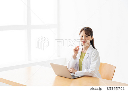 パソコンを使う若い女性の医者 パソコンを使う若い女性の医者 85565791