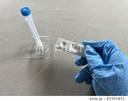 コロナ検査　セルフキット　青いゴム手袋 85565852