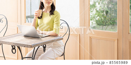カフェでパソコンを使って仕事をする若い女性(ビジネス) カフェでパソコンを使って仕事をする若い女性(ビジネス) 85565989