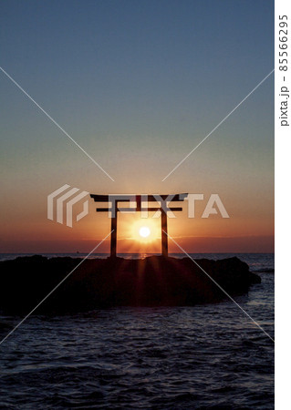 神磯の鳥居から昇る日の出【茨城県大洗海岸】 神磯の鳥居から昇る日の出【茨城県大洗海岸】 85566295