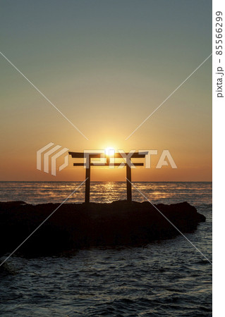 神磯の鳥居から昇る日の出【茨城県大洗海岸】 85566299