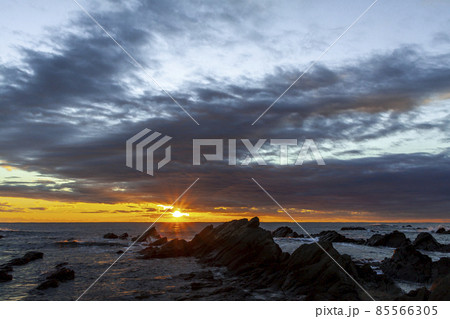 白亜紀層の日の出【茨城県ひたちなか市平磯】 白亜紀層の日の出【茨城県ひたちなか市平磯】 85566305