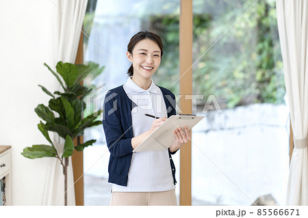 若い女性介護士 85566671