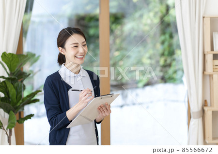 若い女性介護士 85566672