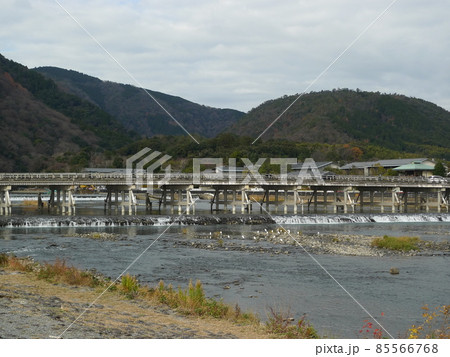 渡月橋、嵐山、小倉山が見える、水面に白く小さく写っているのは白鷺、横位置 渡月橋、嵐山、小倉山が見える、水面に白く小さく写っているのは白鷺、横位置 85566768