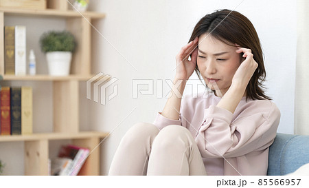 体調不良の女性 85566957