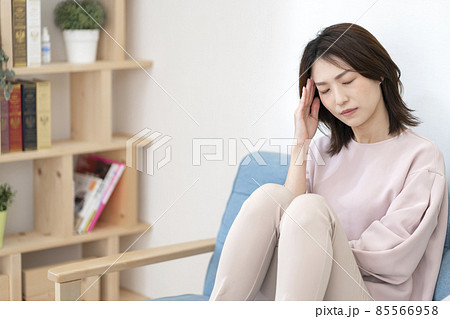 体調不良の女性 体調不良の女性 85566958