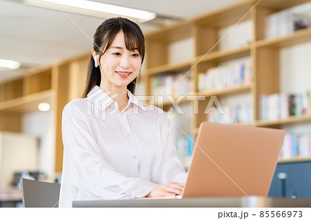 オフィスで仕事をするエンジニアの若い女性 オフィスで仕事をするエンジニアの若い女性 85566973