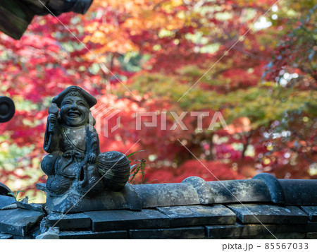 河内長野市の小さなお寺の真っ赤な紅葉 地蔵寺 85567033