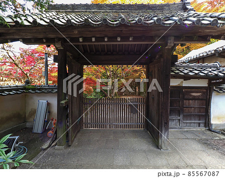 河内長野市の小さなお寺の真っ赤な紅葉 地蔵寺 河内長野市の小さなお寺の真っ赤な紅葉 地蔵寺 85567087