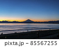 【神奈川県】片瀬西浜から見える富士山のシルエット 85567255