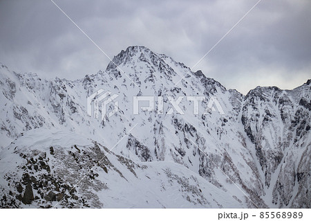 冬の西穂高岳から見る奥穂高岳方面 冬の西穂高岳から見る奥穂高岳方面 85568989
