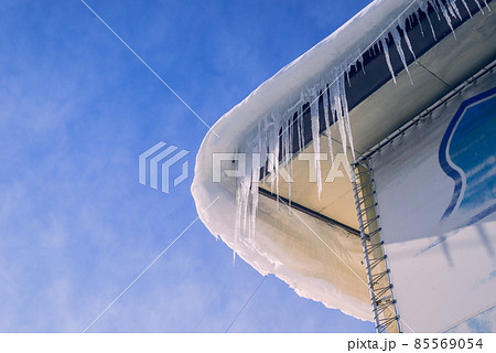 今にも落ちそうな屋根の雪（雪庇）とツララ【長野県】 85569054