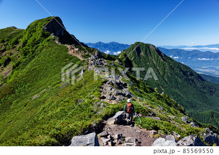 八ヶ岳連峰・横岳稜線を行く登山者と阿弥陀岳・南アルプスの眺め 八ヶ岳連峰・横岳稜線を行く登山者と阿弥陀岳・南アルプスの眺め 85569550