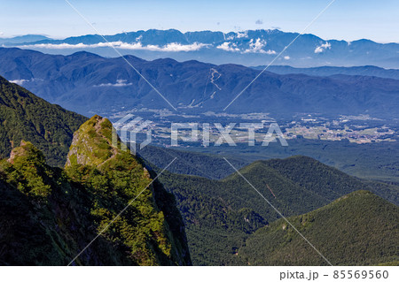 八ヶ岳連峰・横岳から見る大同心の岩峰と中央アルプスの山並み 85569560