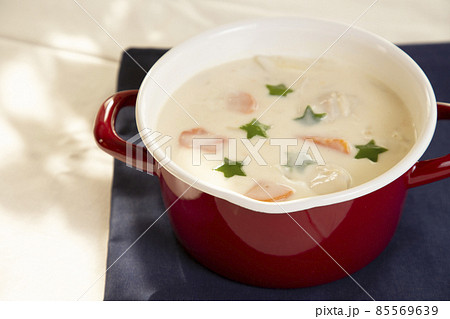 赤いホーロー鍋で作られたクリームシチュー 赤いホーロー鍋で作られたクリームシチュー 85569639