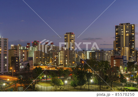 大阪市西区南堀江方面の夕景　都市風景 85570250
