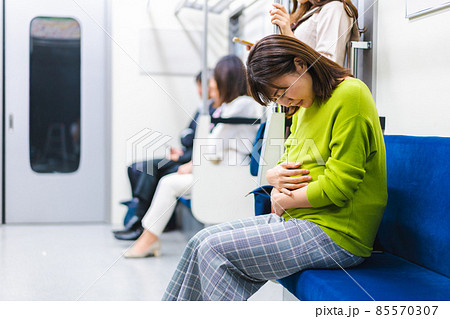 電車内で気分が悪くなった妊婦 85570307