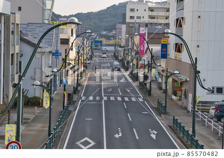 諫早市の諫早駅近くのVファーレンロード 85570482