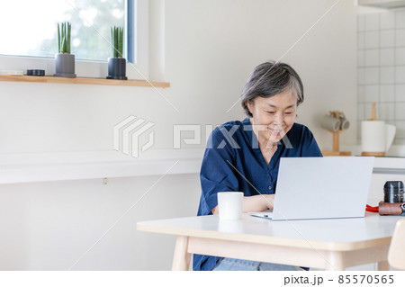 中年 老年 ライフスタイル 85570565