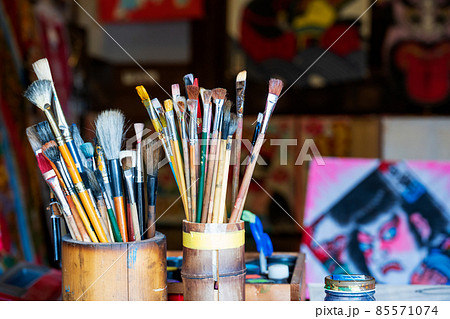 和凧を作る作業場の風景 和凧を作る作業場の風景 85571074