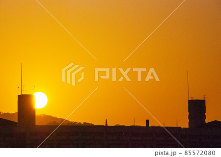 ビルの上に昇る日の出 85572080