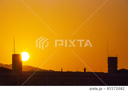 ビルの上に昇る日の出 85572082