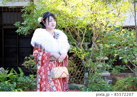 成人前撮り和のロケーションで振袖ロケーション撮影、振り袖姿の日本人女性 85572207