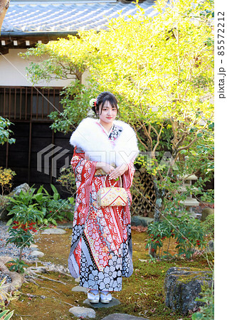 成人前撮り和のロケーションで振袖ロケーション撮影、振り袖姿の日本人女性 85572212
