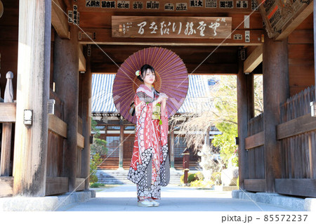 成人前撮り和のロケーションで振袖ロケーション撮影、振り袖姿の日本人女性 成人前撮り和のロケーションで振袖ロケーション撮影、振り袖姿の日本人女性 85572237