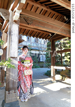 成人前撮り和のロケーションで振袖ロケーション撮影、振り袖姿の日本人女性 85572255