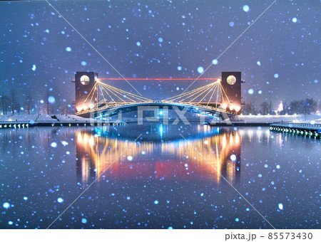 富山市環水公園の雪景色のなかのイルミネーション 85573430