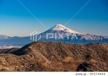 （静岡県）降雪した達磨山高原から望む、富士山 85574044