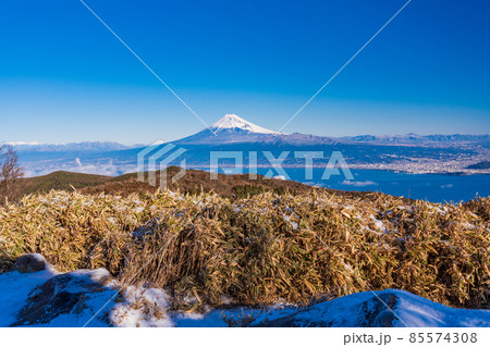 （静岡県）降雪した金冠山から望む、富士山 85574308