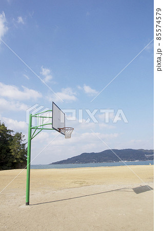 海辺のバスケットゴール 85574579