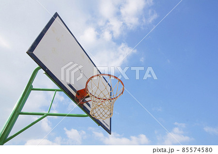海辺のバスケットゴール 85574580